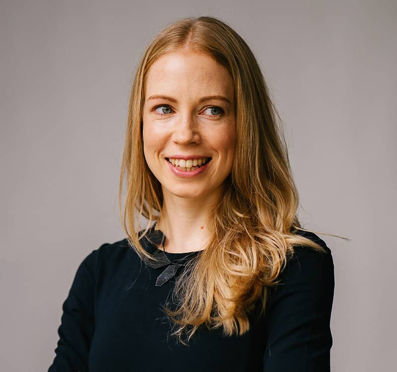 Team Member Retrato de María M. Número de licenciada 100120. Servicios de asesoría y abogacía. Foto tomada en el despacho de abogados.