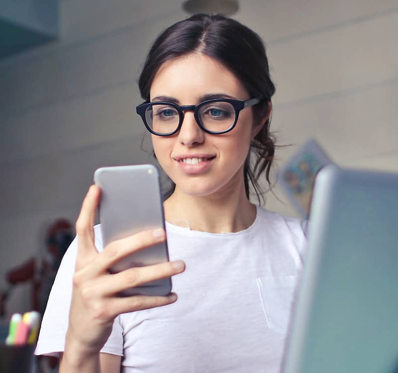 Team Member Retrato de Berta M. Número de licenciada 008804. Servicios de asesoría y abogacía. Foto tomada en el despacho de abogados.